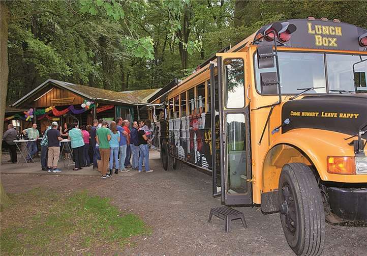 In einem original amerikanischen „school bus“, der zur Imbissbude umgebaut ist, wurden die Mäschder beim Feiern bewirtet. WT