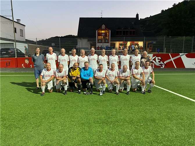In einem spannenden Endspiel gewann die Mannschaft im Elfmeterschießen den Wanderpokal.  Foto: privat