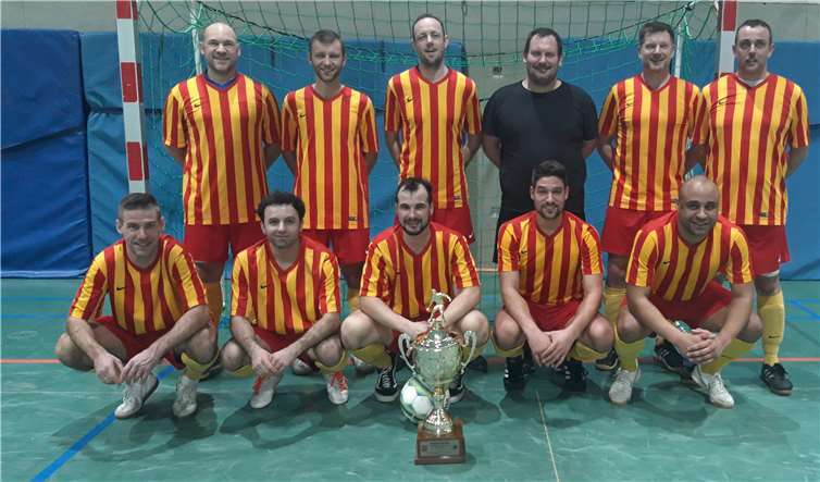 In einem spannenden Finale gewann SV Laufeld das Hallenturnier. Foto: AH Adenau/Leimbach
