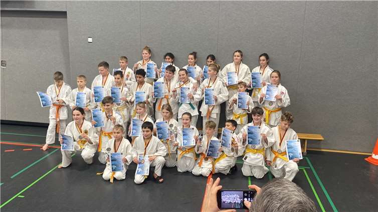 In einem spannenden Wettkampf um den Pokal bei der Rheinland-Pfalz Meisterschaft der Bezirke U13 zeigten die Judoka aus Andernach beeindruckende Leistungen. Felix Assenmacher und Franek Gallant, Mitglieder des Turnerbund 1867 e. V. Andernach, traten für die Bezirksauswahlmannschaft Koblenz an. Foto: privat