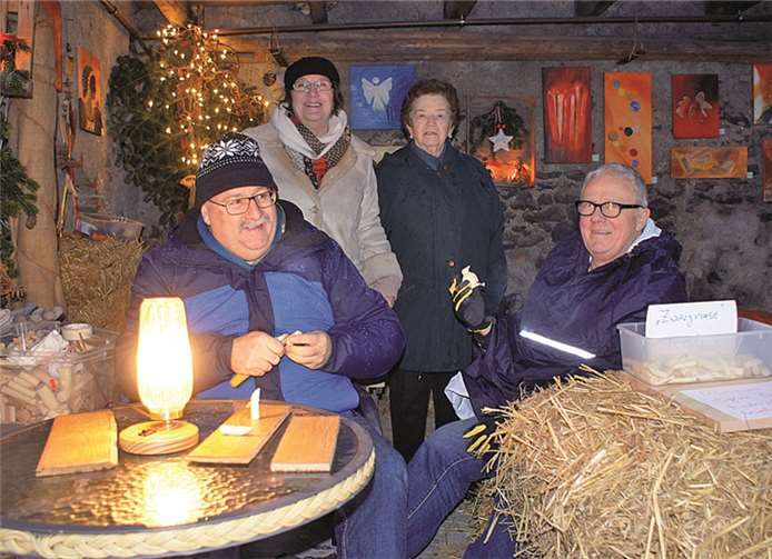 In einem stimmungsvoll dekorierten Hinterhof präsentierte der MGV Cäcilia Kettig einen Holzschnitzer.