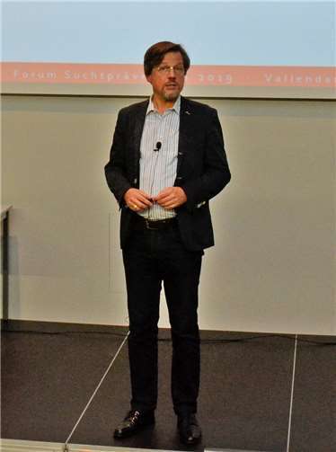 In einem unterhaltsamen Vortrag ging Dr. Dr. Andreas Bell auf den Reiz und die Logik von Sucht ein.