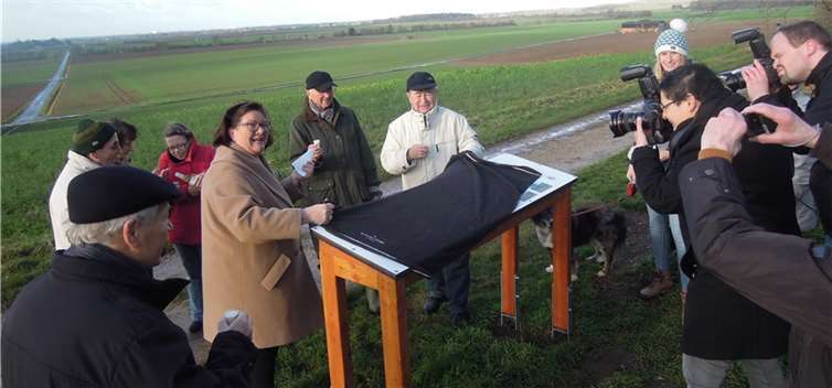 In einem wahren Blitzlichtgewitter wurde die neue Tafel enthüllt.privat