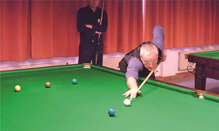 In einem wahren Krimi hatte Christoph Wahl (beim Stoß), Spieler des 1. Snooker-Club Mayen-Koblenz, beim 2:1-Sieg gegen Markus Wehler (im Hintergrund) das bessere Ende für sich.privat