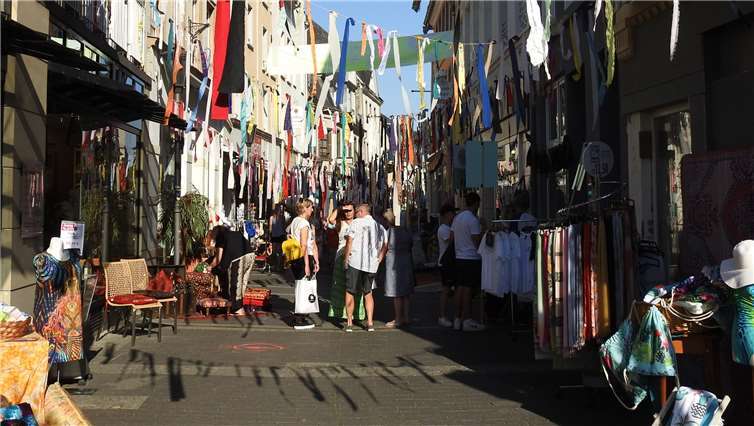 In einen riesigen Orientbasar waren die Geschäfte und Straßen mit viel Liebe verwandelt und durch ein buntes Aktionsprogramm ergänzt worden.