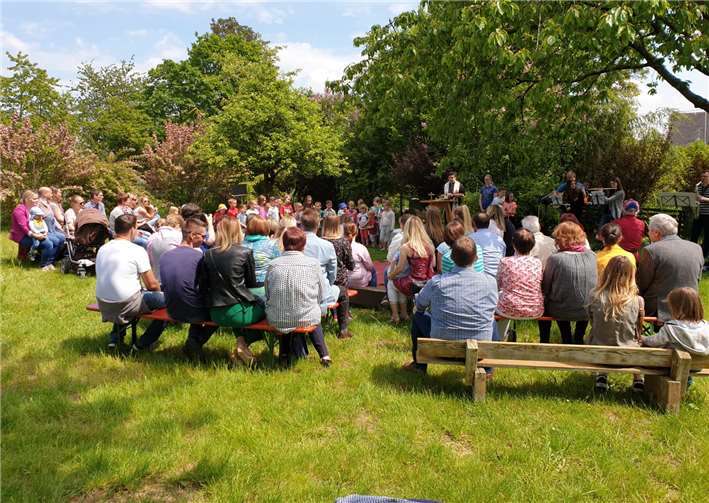 In einer Andacht im Garten der Kita dankten Pfarrer Marco Hartmann und Pfarrer Friedemann Stinder gemeinsam mit den Kindern, Eltern, Mitarbeitern und Gästen für die hellen und freundlichen Räumlichkeiten.Foto: privat