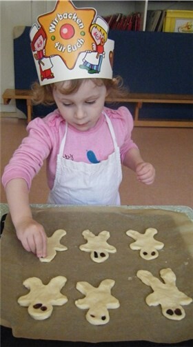 In einer Backaktion wurden Weckmänner gestaltet.privat