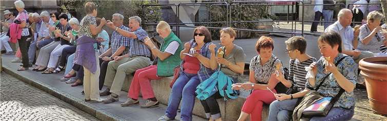 In einer Eisdiele in Stresa erhielten die SängerInnen ein Eis. privat