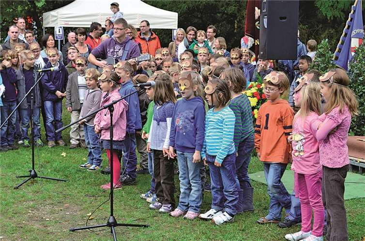 In einer Eulenmaske präsentierten die Grundschüler ihr Singspiel.hep