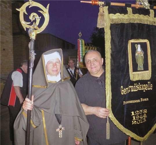 In einer Fackelprozession wurde das Reliquiar der Heiligen Gertrud nach Sankt Marien gebracht und auf dem Hauptaltar ausgestellt.privat