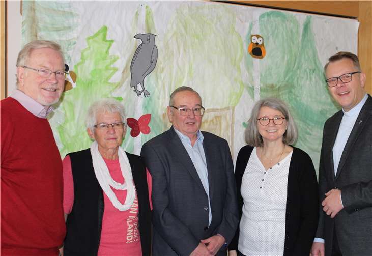 In einer Feierstunde dankten die Mitarbeiterinnen und Mitarbeiter der Kath. Kindertagesstätte Arche Noah der stellvertretenden Leiterin Christa Reinartz-Uhrmacher zum 25-jährigen Dienstjubiläum und Herrn Hermann Schlemmer für seine 40-jährige ehrenamtliche Verwaltungsarbeit.privat