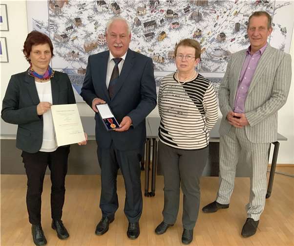 In einer Feierstunde erhielt der pensionierte Kriminalhauptkommissar die Verdienstmedaille des Verdienstordens der Bundesrepublik Deutschland. Foto: VG Maifeld