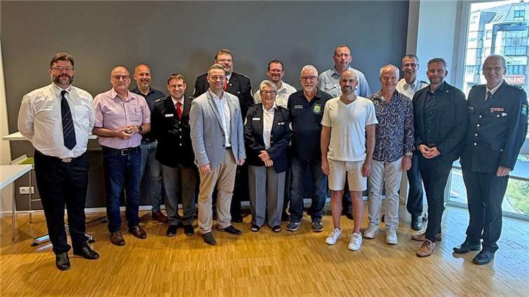 In einer Feierstunde im Kreishaus hat Landrat Marko Boos gemeinsam mit Brand- und Katastrophenschutzinspekteur Rainer Nell jüngst elf Helferinnen und Helfer für ihr jahrzehntelanges ehrenamtliches Engagement im Katastrophenschutz geehrt. Foto: Kreisverwaltung MYK/Schmitt