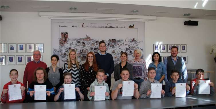 In einer Feierstunde mit Vertretern der jeweiligen Kitas überreichte der Beigeordnete Franz Schmitz den sozial engagierten Jungs ihre Urkunden. Quelle: Verbandsgemeindeverwaltung Maifeld