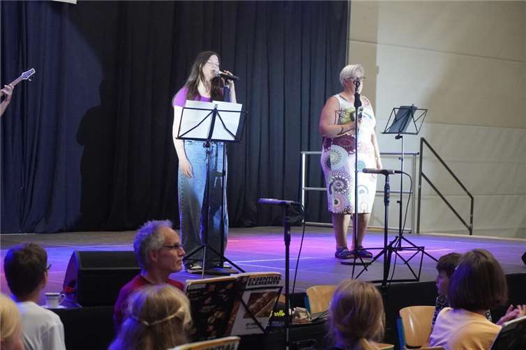 Kennenlernnachmittag an der Albert-Schweitzer-Realschule plus In einer Feierstunde wurden die Kinder mit ihren Eltern in der festlich dekorierten Sporthalle der Albert-Schweitzer-Realschule plus Mayen herzlich mit Musik und Tanz in Empfang genommen. Foto: Udo Voß