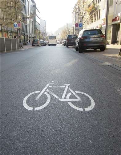 In einer Folgebefragung möchte die Technische Universität Dresden herausfinden, wie verschiedene Positionen von Radfahrenden auf der Fahrbahn beurteilt werden.Quelle: Stadt Koblenz