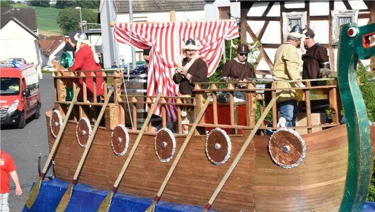 In einer Galeere war der Elferrat derKG Rot Weiß Kleinmaischeid unterwegs.