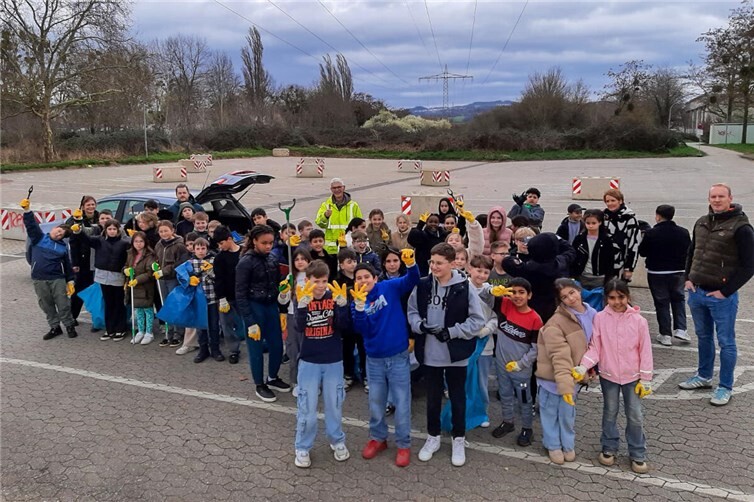 In einer Gemeinschaftsaktion der Bildungslandschaft beteiligten sich die Regenbogen- und Barbarossaschule sowie der Janusz-Korczak-Förderschule an der Müllsammelaktion.