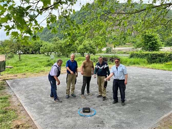 In einer Gemeinschaftsaktion von Ortsgemeinde Moselkern, Heimat- und Kulturverein Moselkern hat die Gruppe Feuer & Flamme den Bouleplatz an der Moselstraße erstellt. Quellen: Ortsgemeinde Moselkern