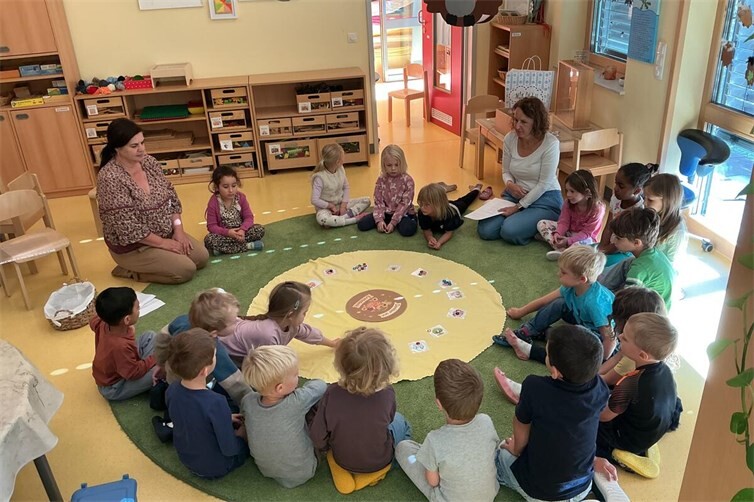In einer Gesprächsrunde erfahren die Kinder was ihnen wichtig ist und wofür sie besonders dankbar sind.