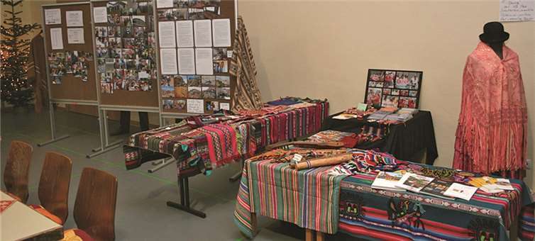In einer Info-Ecke mit vielen Fotos konnte man sich über die Arbeit des Bolivienfreundeskreises Waldorf und die unterstützten Projekte informieren. Susanne Nachtsheim, die im letzten Jahr selbst vor Ort war, stand für Fragen zur Verfügung.-WK-