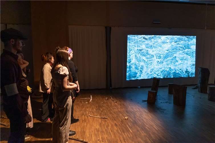In einer Kulisse, ganz bestehend aus Treib- und Flussholz, entfaltete sich ein emotional bewegendes Spiel, welches die Zuschauer in ihren Bann zog. Foto: schmidt-bild.de