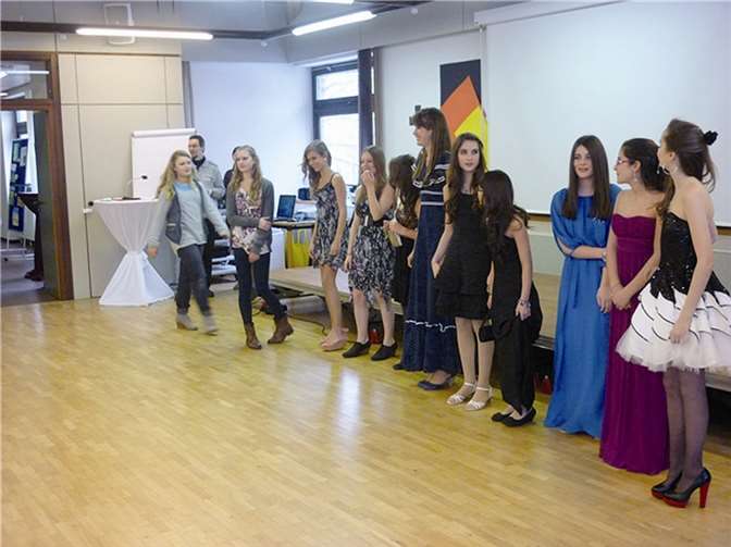 In einer Modenschau wurden „Pariser Abendmode und Trendfashion 2013“ anschaulich präsentiert.