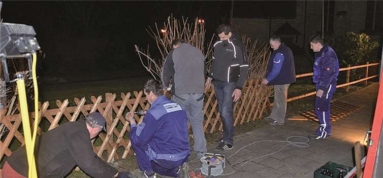 In einer "Nacht- und Nebelaktion" packten die Junggesellen von Oberwinter tüchtig an... Carina Holthoff]