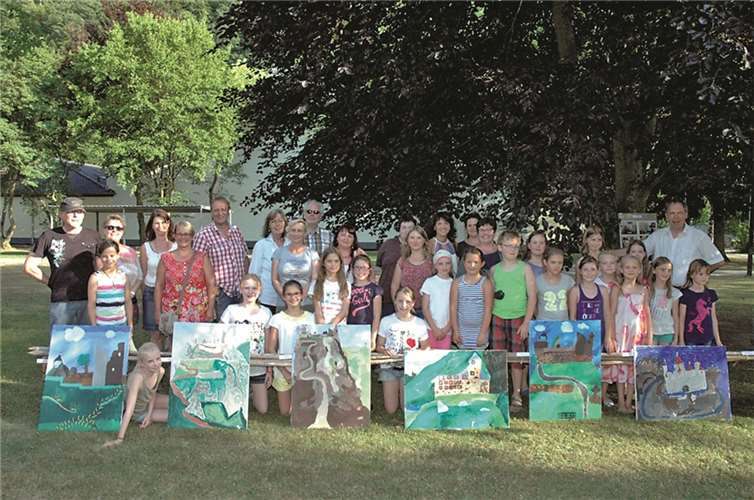 In einer Open-Air-Ausstellung präsentierten die Kinder ihre zauberhaften Werke. UM