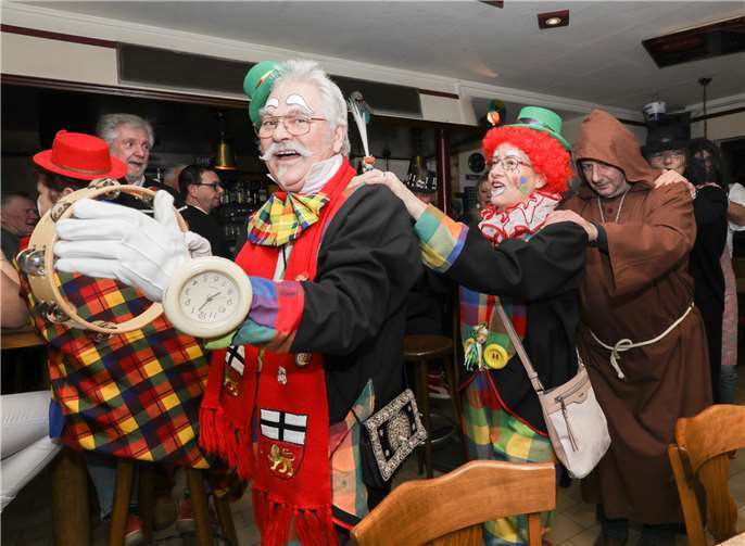 In einer Polonaise zogen die Karnevalisten durch den Saal.