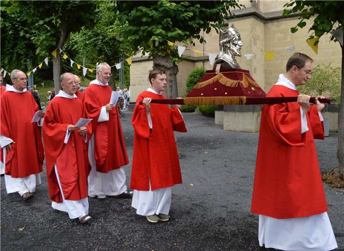 In einer Prozession wurde die Büste durch den Klostergarten getragen.