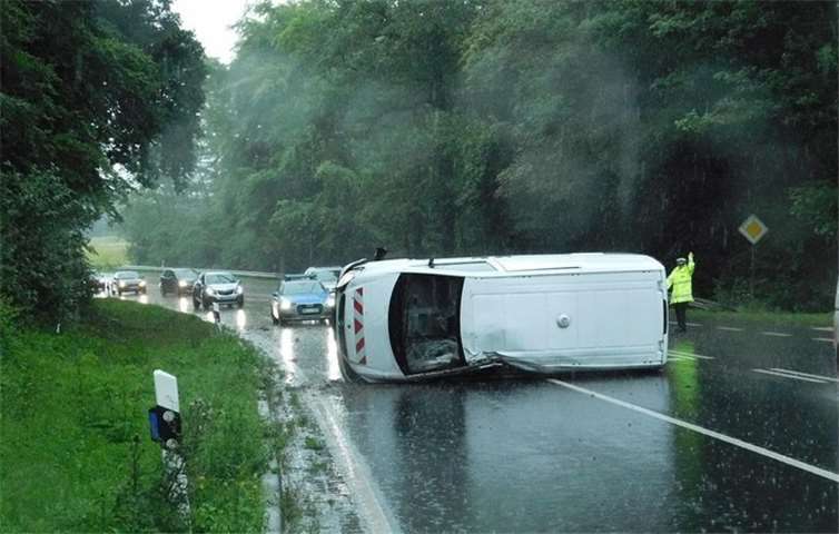 In einer Rechtskurve verlor der Fahrer dieses Transporters die Gewalt über sein Fahrzeug. Polizeipräsidium