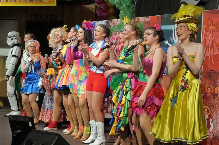 In einer Revue sangen und präsentierte der Vorstand und Aktive Kostüme aus fünf Jahrzehnten.