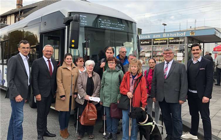 In einer Sitzung des Beirates für die Teilhabe von Menschen mit Behinderung berichtete Kornelia Valerius (Mitglied im Blinden- und Sehbehindertenverein für Neuwied und Umgebung e.V.) von den Schwierigkeiten der blinden und sehbeeinträchtigten Menschen bei der Nutzung des ÖPNV. Der 1. Kreisbeigeordnete und Sozialdezernent Michael Mahlert lud deshalb zu einer gemeinsamen Busfahrt ein.Kreisverwaltung Neuwied