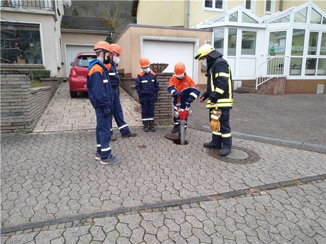 In einer Station übten die Kinder das Setzen des Standrohrs.  Foto: privat