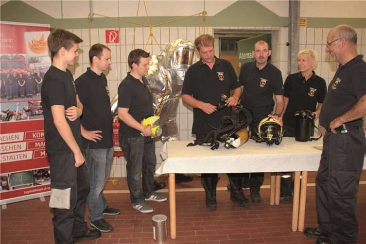 In einer Vorführung wurden die Hilfsmittel wie z.B.das Sauerstoffgerät und -maske erläutert.