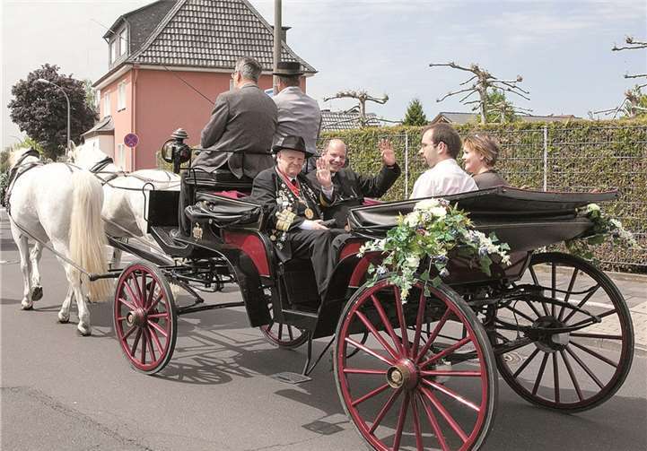 In einer Zweispänner-Kutsche nahmen Präses Pater Damian Hungs und Pfarrer Alexander Wimmershoff am Jubiläumsfestzug der Rheinbacher Schützenbruderschaft teilen.