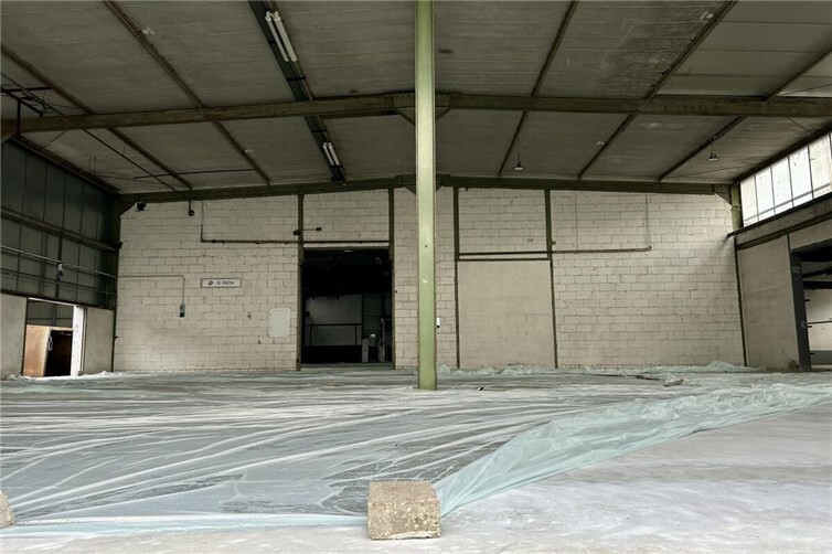 In einer der Hallen des Industrieparks Rhein-Lahn wird aktuell der Hallenboden erneuert. 