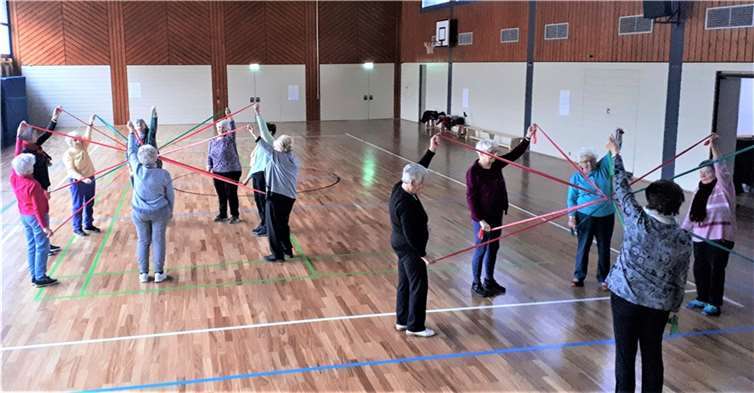 In einer der wöchentlich stattfindenden Bewegungsstunde „funkelten“ die Sterne. Mit Therabändern, verschlungen als Stern, wurden viele Übungen für die Beweglichkeit des Körpers, der Schultern und der Arme ausgeführt. Foto:Mechthild Probstfeld