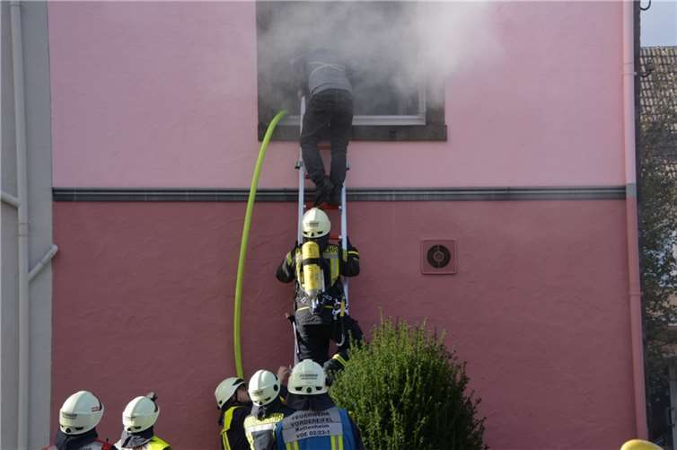 Szenario: Brand in Gaststätte ausgebrochen In einer ehemaligen Gaststätte kam es zu starker Rauchentwicklung.