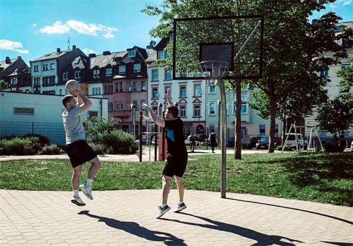 In einer eigenen „Tischtennis & Basketball 1-gegen-1 Freizeitliga“ haben in Koblenz mittlerweile schon mehr als 100 Tischtennis- und Basketballmatches stattgefunden.Foto: Niclas Justi