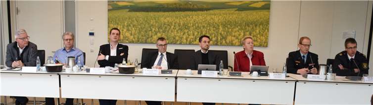 In einer eilig einberufenen Pressekonferenz wurde über die Allgemeinverfügung informiert. Fotos: HEP