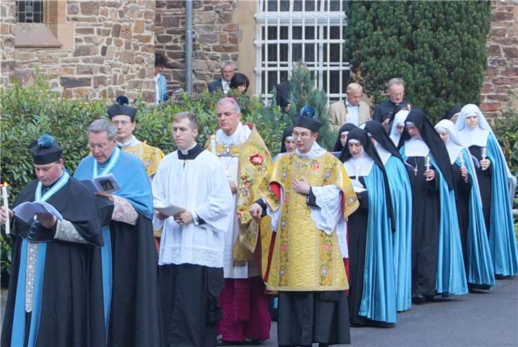 In einer feierlichen Lichter-Prozession zogen die Gläubigen nach der Sakramentsandacht zur Lourdes-Grotte.Fotos: TT
