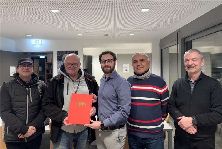 In einer feierlichen Runde würdigte der Vorsitzende Dennis Feldmann das langjährige Engagement von Kurt Vogel. Quelle: SPD Koblenz-Lützel