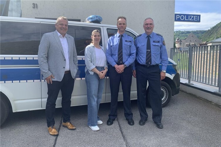 In einer feierlichen Runde wurde Mario Brixius von Ralf Durben, dem Leiter der Polizeidirektion Mayen, Tina Saxler-Ixfeld, der Vorsitzenden des örtlichen Personalrates, und Heiko Schmitz, dem Leiter der Polizeiinspektion Cochem, willkommen geheißen.