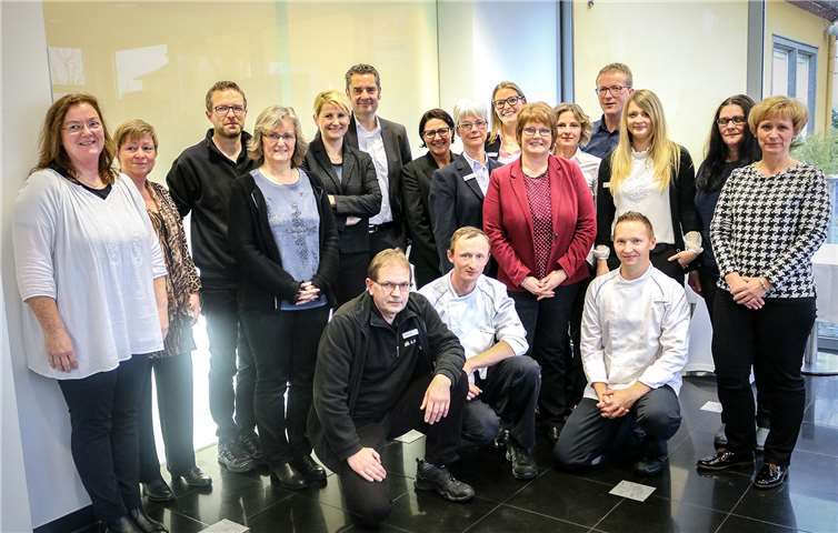 In einer feierlichen Stunde haben die Vorstandsvorsitzende der Akademie Deutscher Genossenschaften ADG, Yvonne Zimmermann, und ADG-Vorstandsmitglied Arno Marx 21 ihrer Mitarbeiterinnen und Mitarbeiter für die jahrelange Treue zu ihrem Arbeitgeber auf Schloss Montabaur geehrt.privat