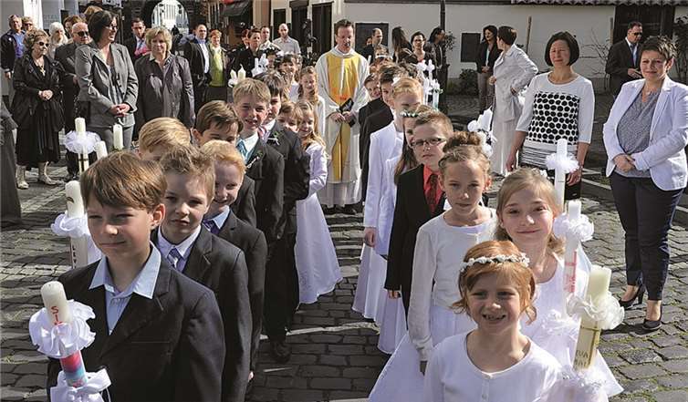 In einer feierlichen zogen die Erstkommunikanten zur Pfarrkirche St. Laurentius. FIX