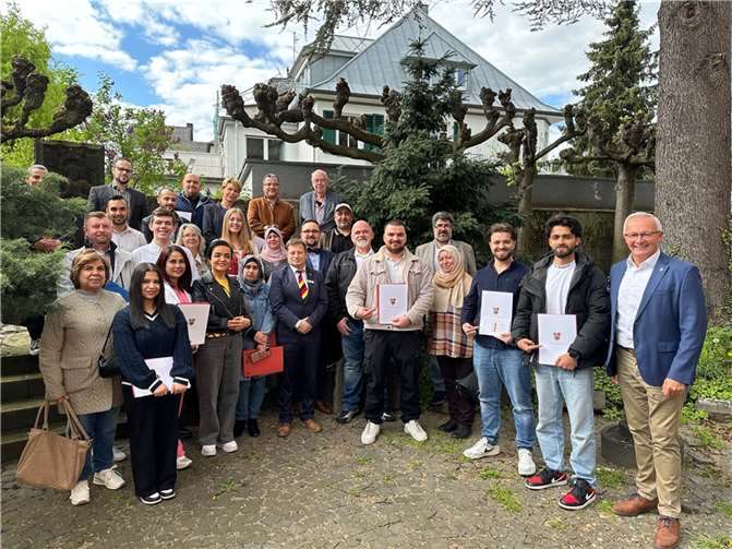 In einer festlichen Einbürgerungsfeier im Roentgen-Museum verlieh Landrat Achim Hallerbach jetzt die deutsche Staatsbürgerschaft jetzt an 13 Frauen und 15 Männer zwischen 18 und 58 Jahren aus insgesamt elf Nationen.  Foto: Thomas Herschbach