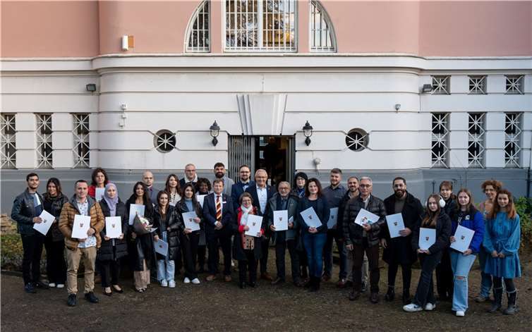 In einer festlichen Einbürgerungsfeier im Roentgenmuseum verlieh Landrat Achim Hallerbach jetzt 16 Frauen und 11 Männern aus den acht Nationen Afghanistan, Haiti, Italien, Kasachstan, Polen, Rumänien, Syrien und Ukraine im Alter zwischen 17 und 68 Jahren die deutsche Staatsbürgerschaft.  Foto: Martin Boden/Kreisverwaltung Neuwied