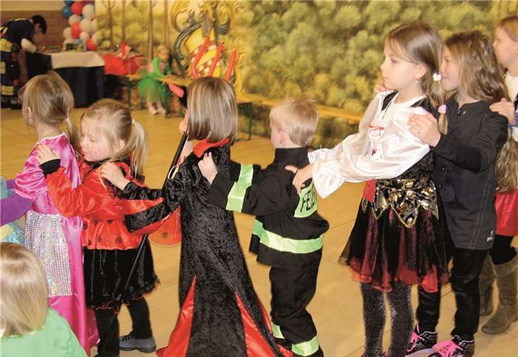 In einer flotten Polonaise zogen die bunt kostümierten Kids durch den Saal.
